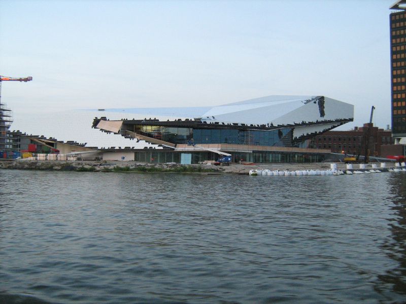 Amsterdam, widok z tramwaju wodnego na rozbudowywujące się miasto